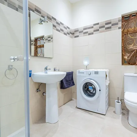 Apartament Bright Ground Floor In *