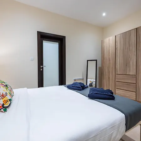 Apartament Bright Ground Floor In